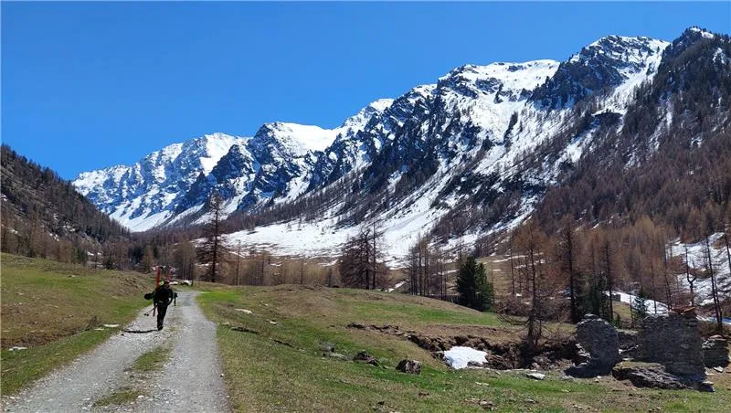 paesaggio montano con neve