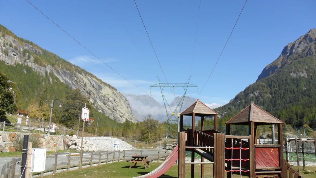 elettrodotti con strada e parco giochi